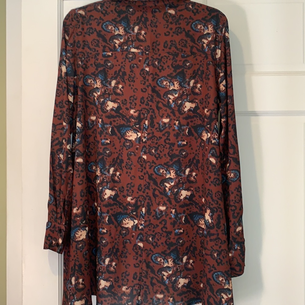 Woman’s top, size M. Bottom down front, EUC. - Picture 4 of 4